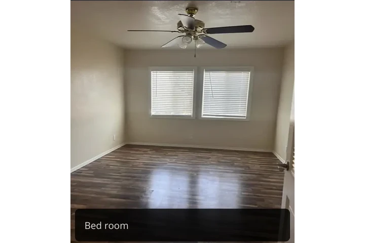$1000 : una habitación y un baño image 4