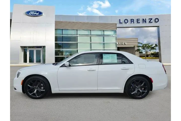 $26990 : Chrysler 300 2023 S V6 4dr S image 8