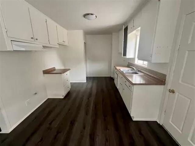 $1100 : DOWNEY 2 & 1 BEDROOM image 3