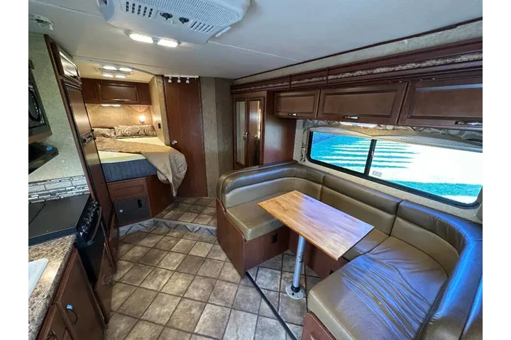 $36999 : 2015 Thor Motor Coach Four Wi image 5