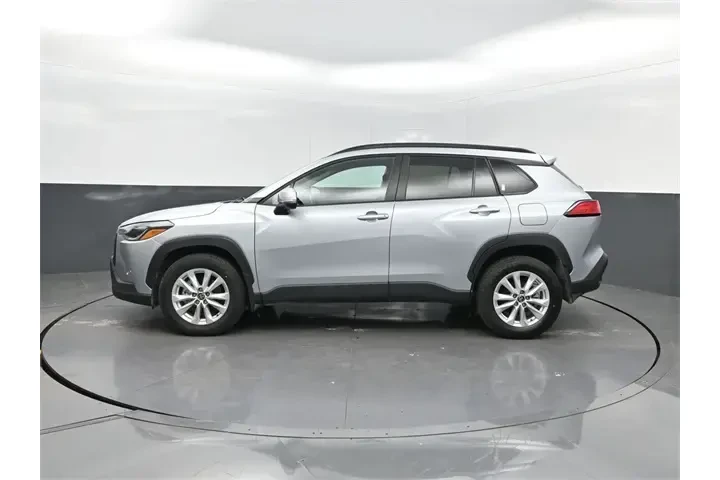 $23747 : Toyota Corolla Cross 2024 LE image 2