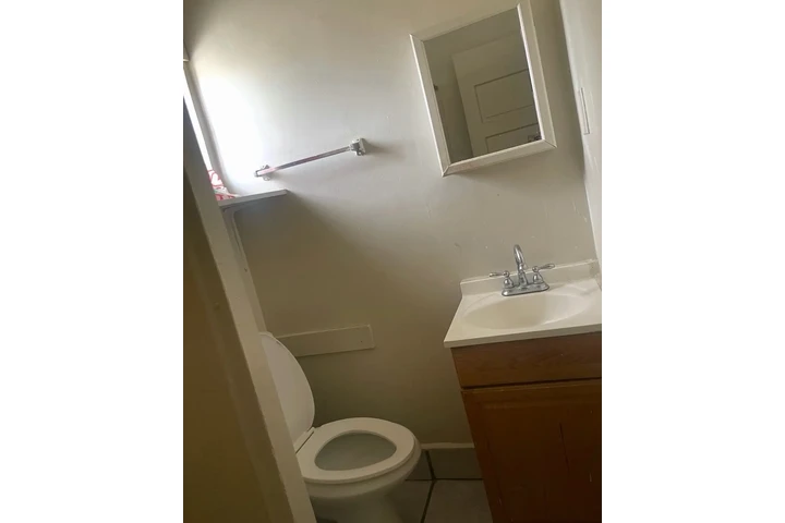 $1 : Cuarto grande de renta image 3