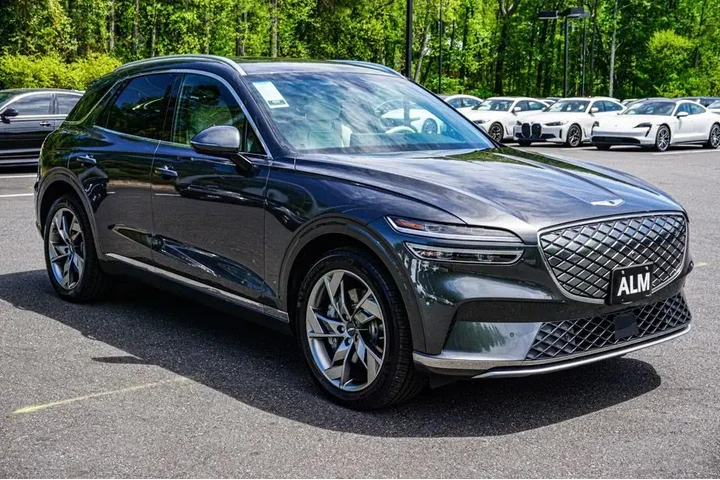 $33960 : Genesis Electrified GV70 202 image 3