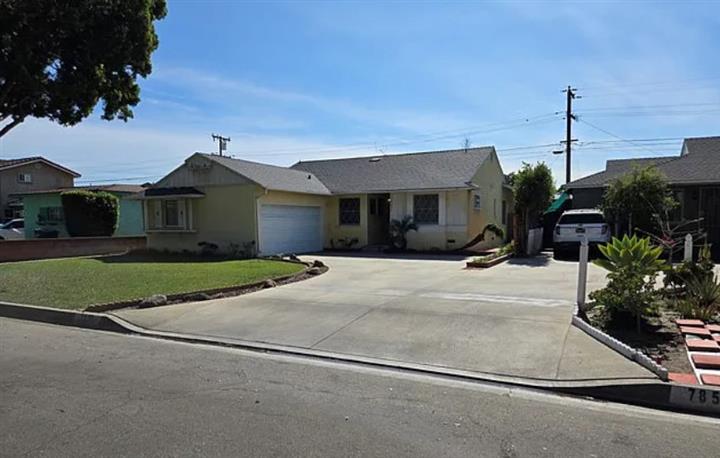 $2900 : This Craftsman home image 2