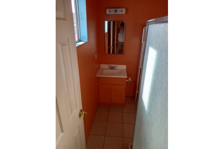 $1 : Casita Tipo Studio East LA. image 3