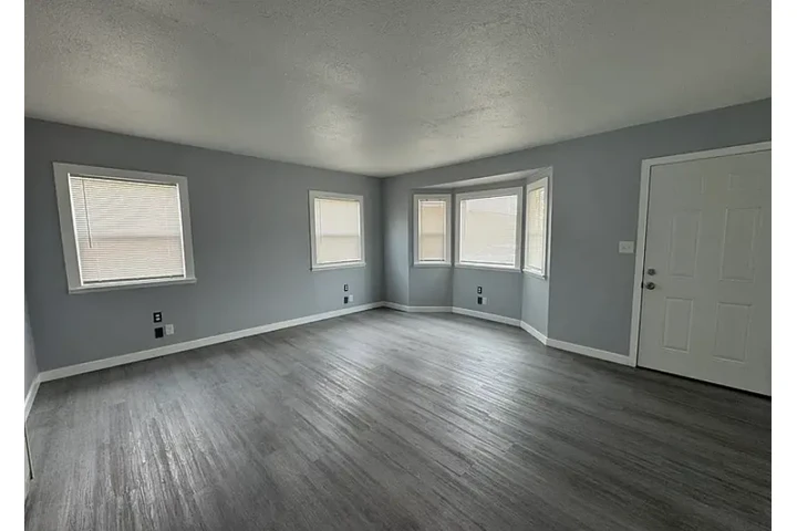 $1500 : 2 parking garage with laundry image 1
