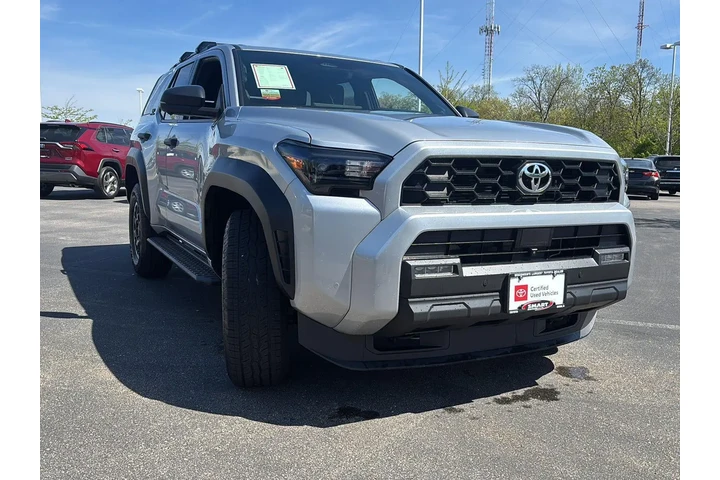 $53588 : Gold Certified 2025 4Runner T image 7