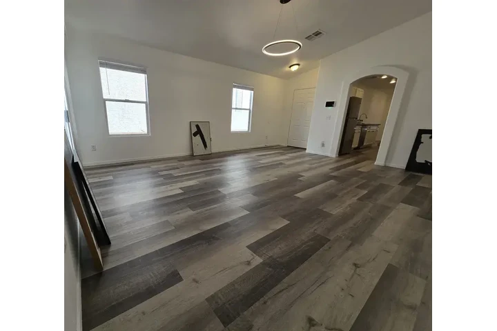 $1290 : Single story with 3 bedrooms image 4