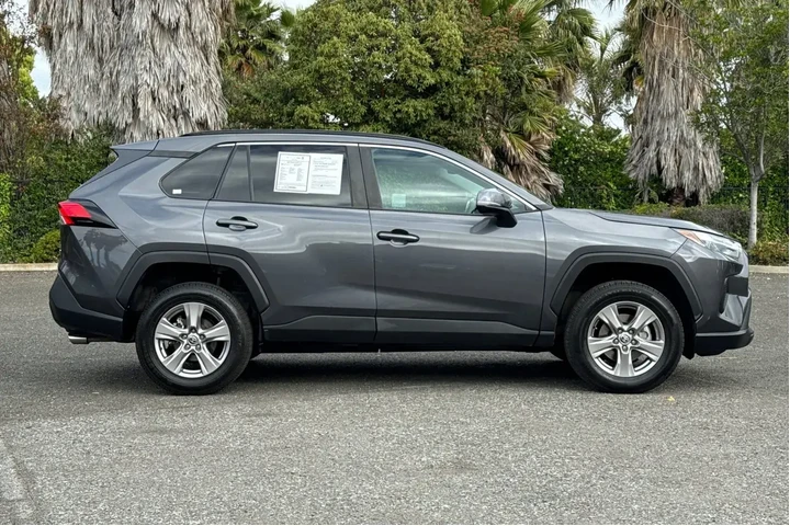 $28987 : Toyota RAV4 2023 AWD XLE 4dr image 2