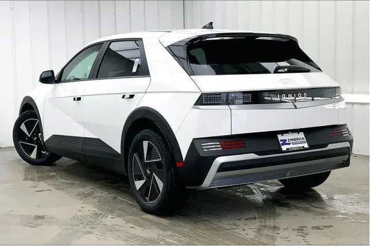 $33990 : Hyundai IONIQ 5 2025 SE 4dr image 5