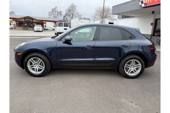 $21997 : 2018 Macan Base image 5