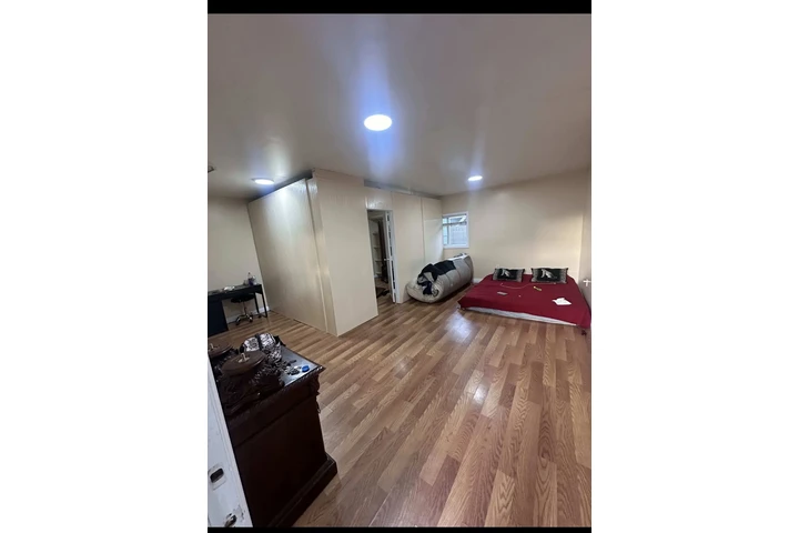 $1350 : Garage En Renta image 2