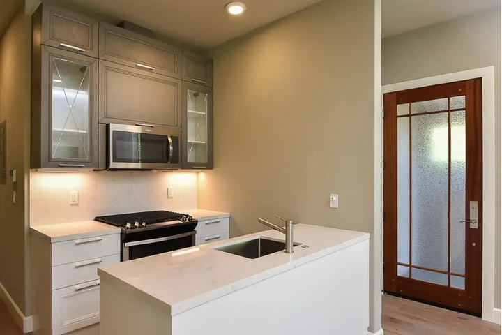 $1000 : Cozy Studio and 1-Bathroom image 4