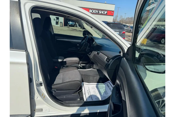 $8450 : 2017 Outlander SEL FWD image 8