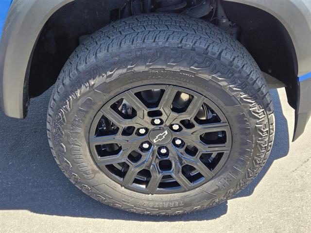 $37918 : Pre-Owned 2023 COLORADO 4WD T image 9