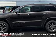 Used 2017 Grand Cherokee Limi thumbnail