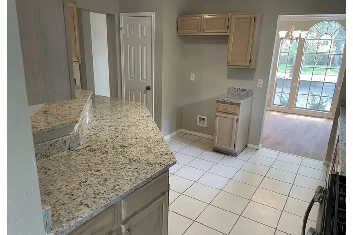 $1000 : Beautiful freshly painted Home image 4