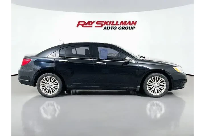 $9975 : Chrysler 200 2011 Limited 4d image 5