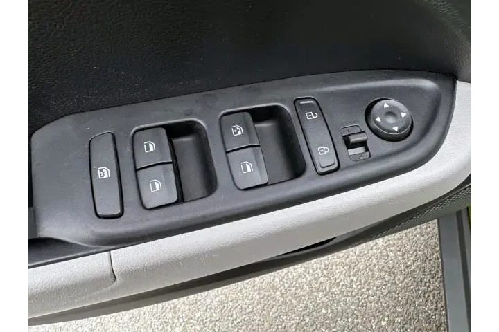 $17999 : Hyundai VENUE 2023 SEL 4dr C image 9