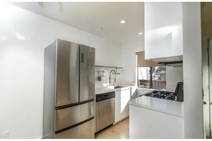 $1550 : 1 Bedroom Apt in Koreatown, LA image 4