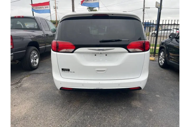 2019 Pacifica Touring L image 3