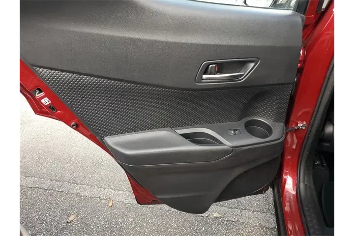 $15990 : Toyota C-HR 2019 XLE 4dr Cro image 7