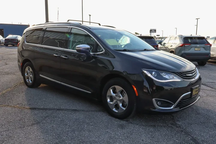 $15649 : 2018 Pacifica Hybrid Limited image 3