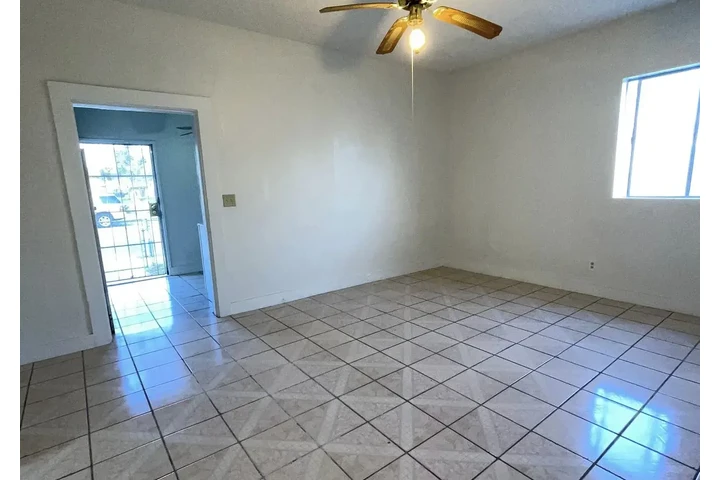 $1500 : 3 Bed, 1 Bath Home – Great Loc image 3
