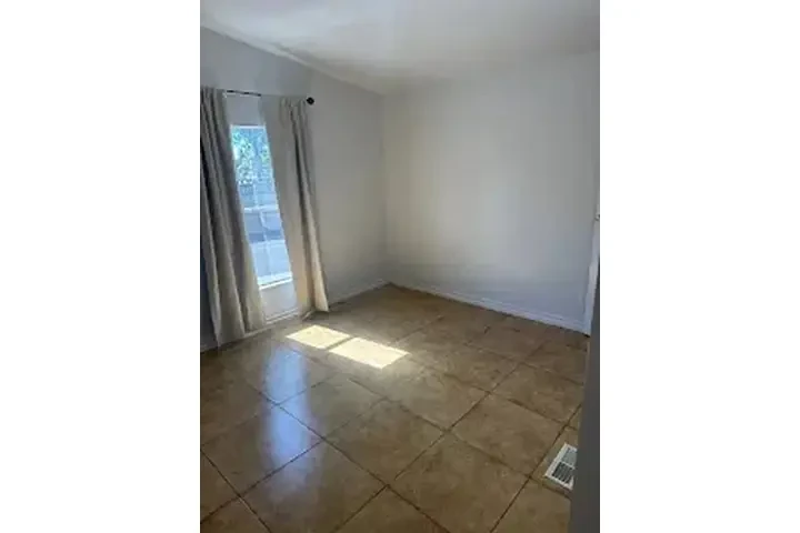 SE RENTA CUARTO 📍 image 9