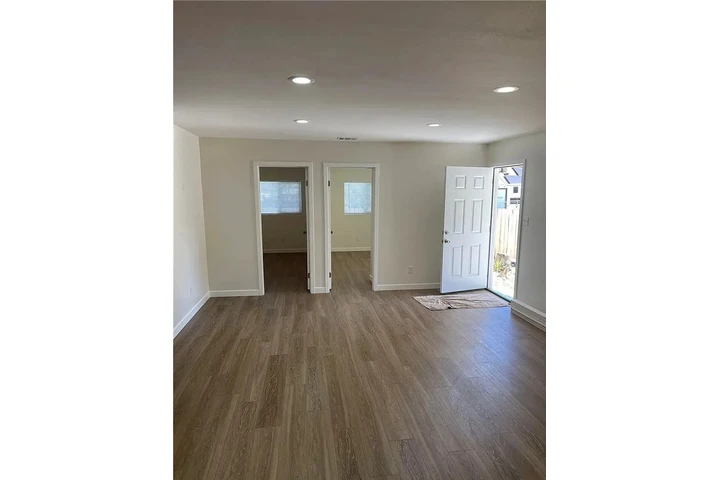 $1000 : stunning spacious laundry room image 4