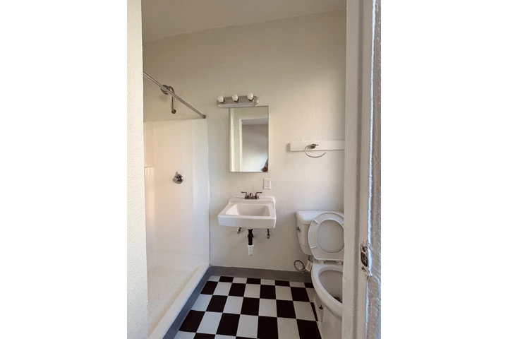 $1200 : 9th/Hobart No parking image 3