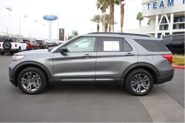 $27345 : Ford Explorer 2023 AWD XLT 4 image 4