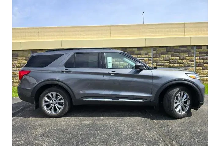 $27481 : Ford Explorer 2022 AWD XLT 4 image 2