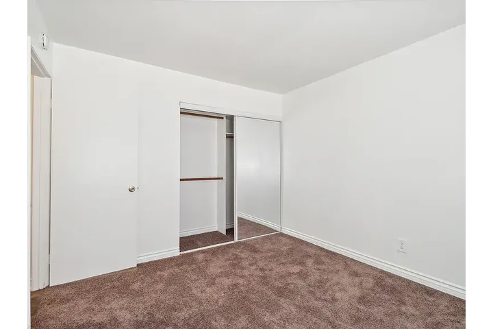 $1000 : Clean 2bd 1ba @ lancaster image 4