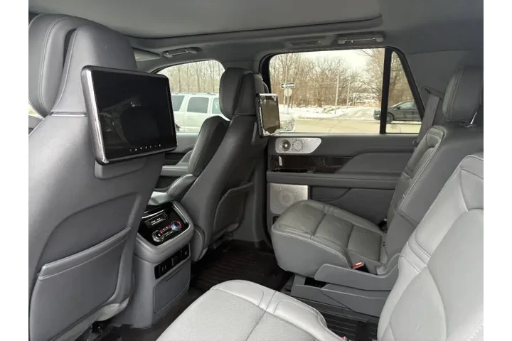$27950 : 2019 Navigator Reserve image 9