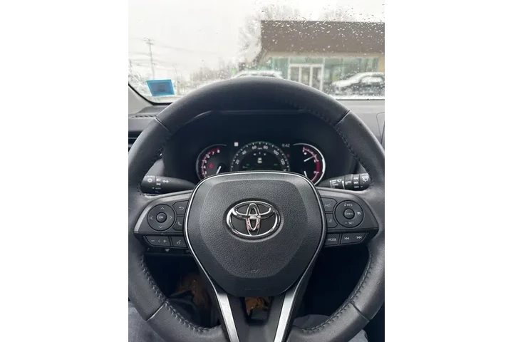 $26724 : Toyota RAV4 2023 AWD XLE 4dr image 4