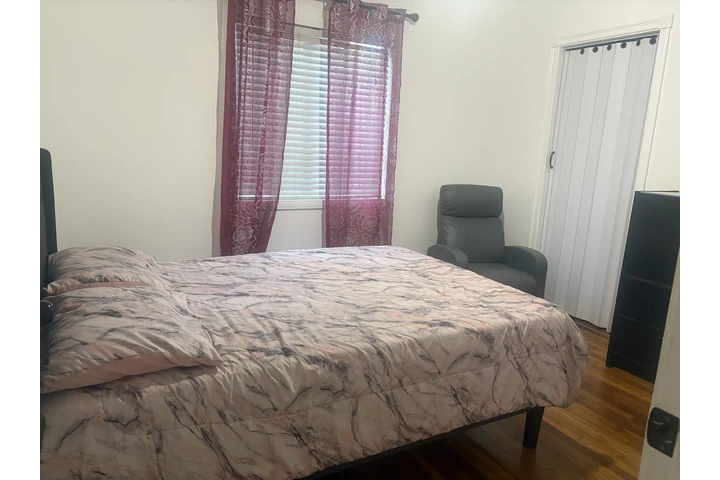 $1000 : Se renta cuarto en South Gate image 2