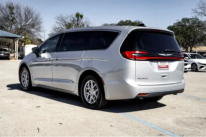 $27990 : Chrysler Pacifica 2024 Touri image 7