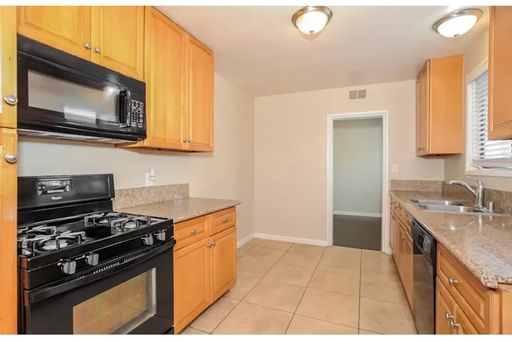 $2100 : 2 Bed 2 Bath Home in Koreatown image 5
