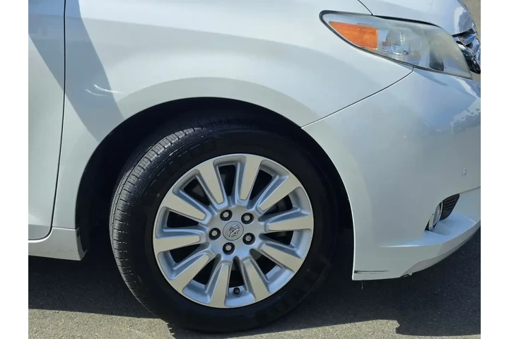 $19588 : Toyota Sienna 2014 AWD XLE 7 image 9