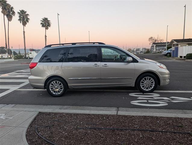 $12988 : 2010 Sienna XLE Ltd image 5