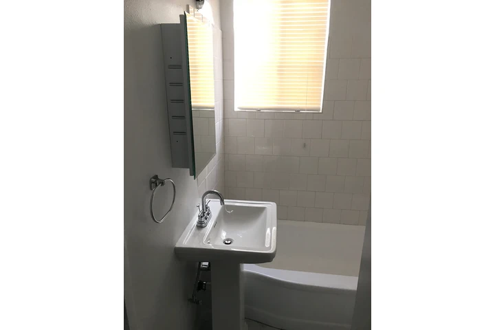 $1850 : 116 Glendale Blvd image 3