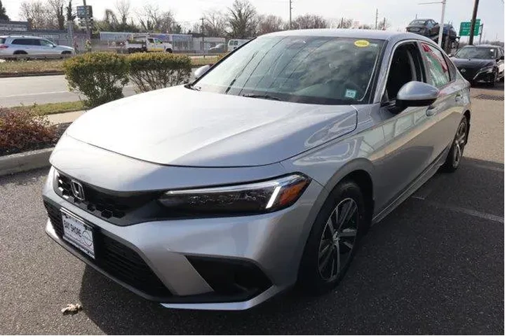 $21825 : Honda Civic 2024 LX 4dr Hatc image 9