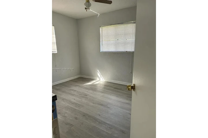 $700 : Home..Miami, FL image 3