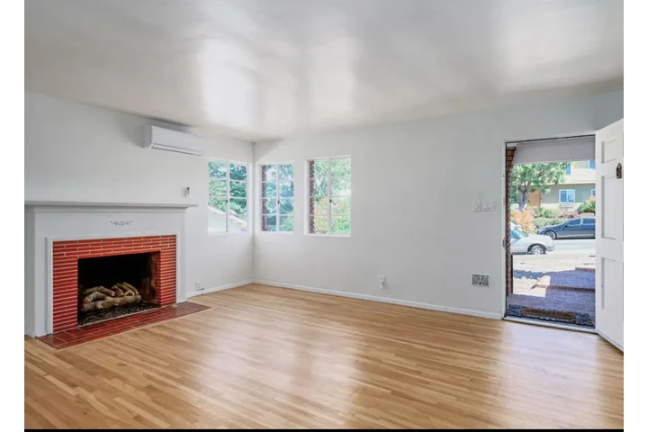 $2450 : 3 Bed 2 Bath House in Carson image 3
