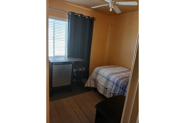 $700 : RENT ROOM RIALTO AV/PEPPER AV image 2