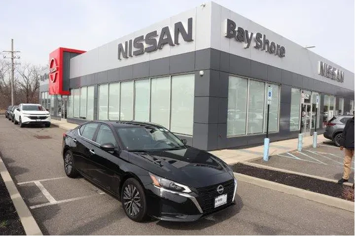 $19732 : Nissan Altima 2025 2.5 SV 4d image 1