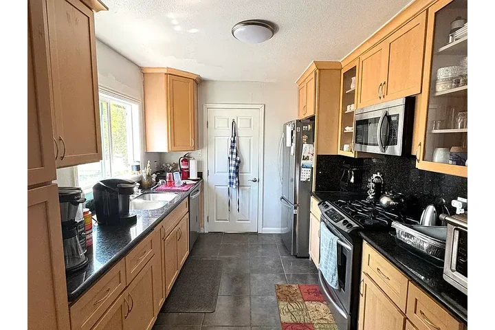$1100 : Room for rent image 2