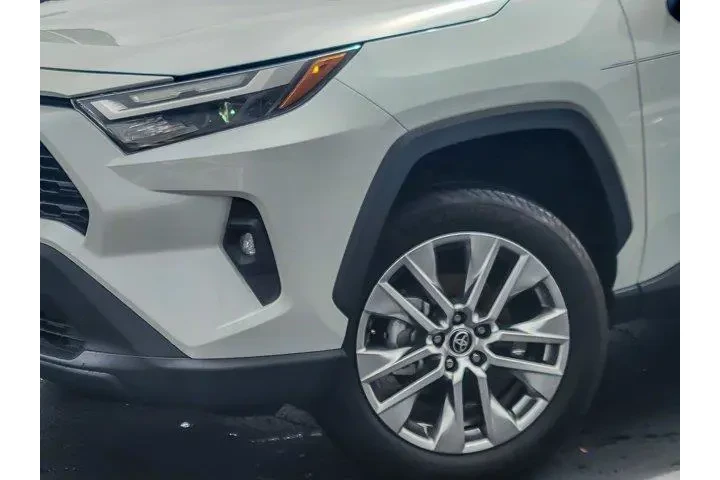 $39989 : Toyota RAV4 2025 AWD XLE Pre image 3