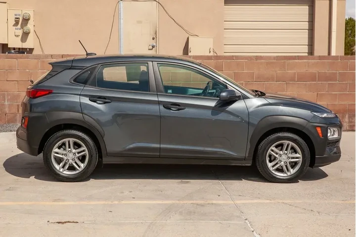 2021 Kona SE image 4